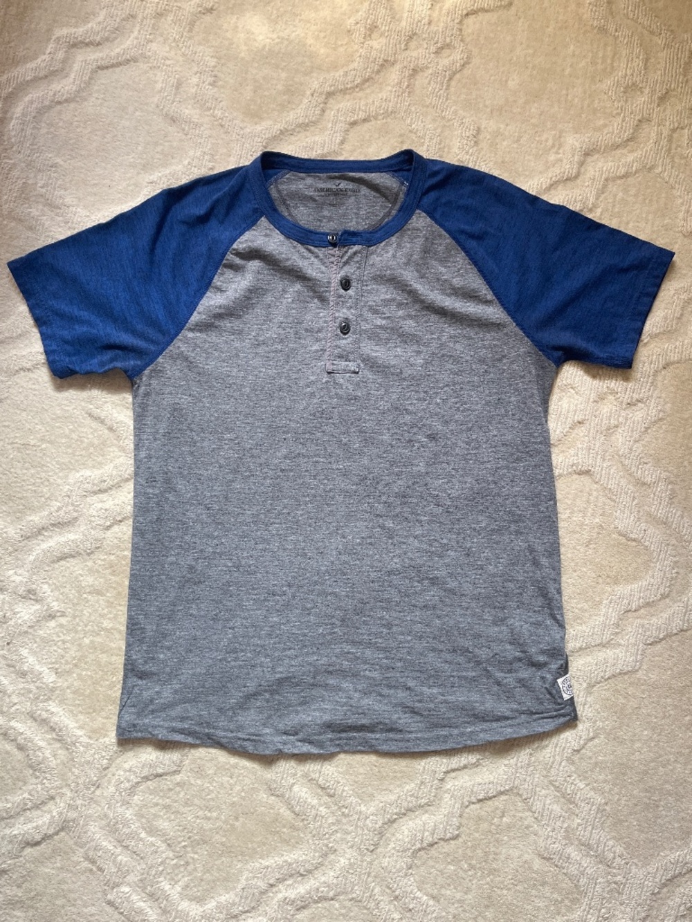 American Eagle Men’s Shirt Gray with Blue Sleeves Used Size Medium